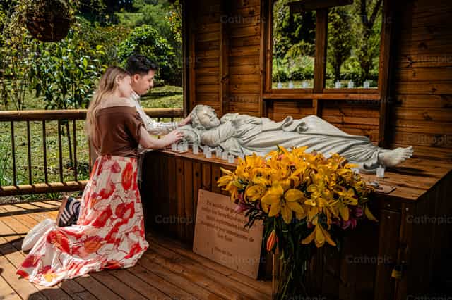 一对夫妇在沉睡的圣若瑟像前祈祷 - 天主教图库图片 - 摄影： Gisela Giraldo Fotografia