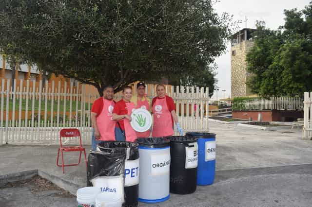 Reciclaje parroquial en kermess - Banco de imágenes católicas
