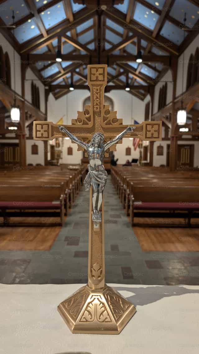 Crucifijo en la iglesia - Banco de imágenes católicas - Fotografía por Dios es Amor