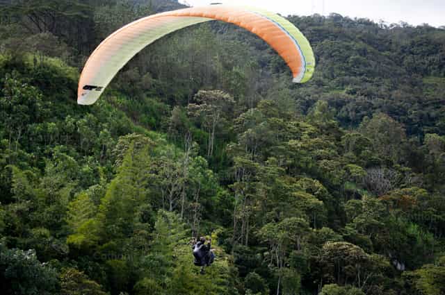 Voo de parapente - Imagens católicas de stock