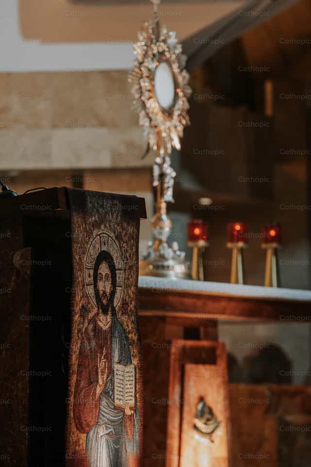 Cristo Pantocrator y Custodia - Banco de imágenes católicas