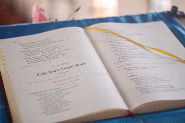 Missel pour la liturgie - Images catholiques de stock