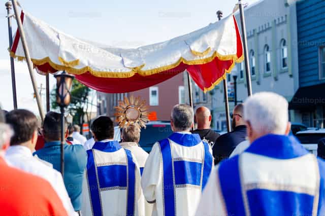 Procesión con el Santísimo Sacramento - Banco de imágenes católicas