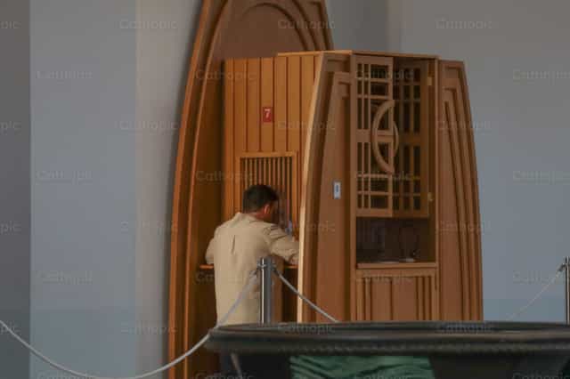 Hombre confesandose - Banco de imágenes católicas - Fotografía por encaminados vamos