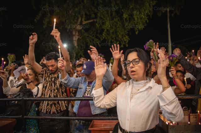 Rezando con las manos levantadas - Banco de imágenes católicas - Fotografía por Yandry Fernández Perdomo
