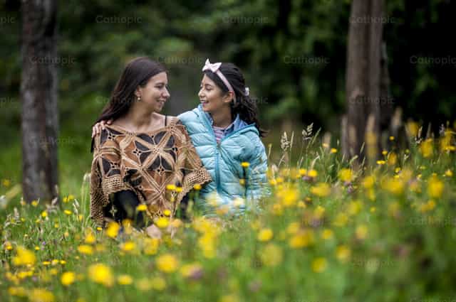 Madre e hija - Banco de imágenes católicas - Fotografía por Clina CG