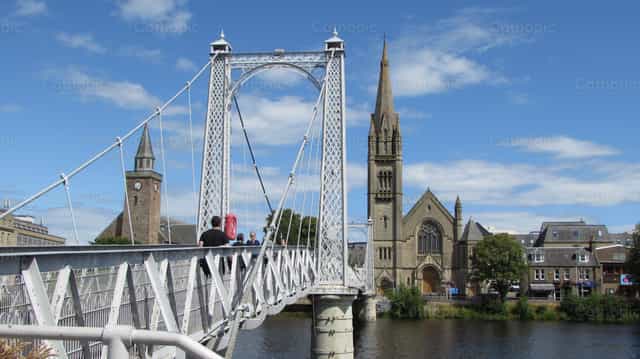 Puente A La Iglesia - Banco de imágenes católicas - Fotografía por Irene Maciá Doménech