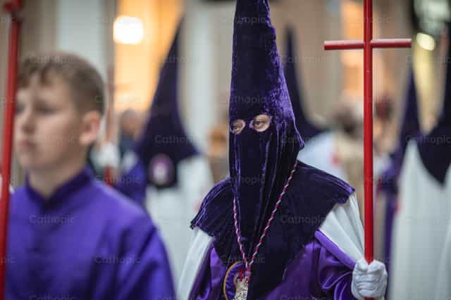 Frau mit Kapirote in einer Prozession der Karwoche - Katholische Stockfotos - Foto von Yandry Fernández Perdomo