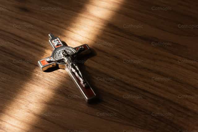 Cruz de São Bento - Imagens católicas de stock