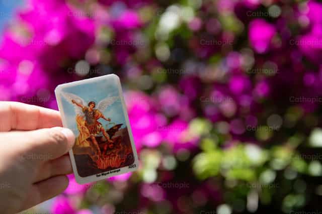 Estampita de San Miguel Arcángel entre buganvilias - Banco de imágenes católicas - Fotografía por Carolina BR