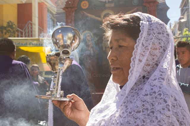 Sahumadora - Banco de imágenes católicas - Fotografía por Jorge Luis Acasiete Conza