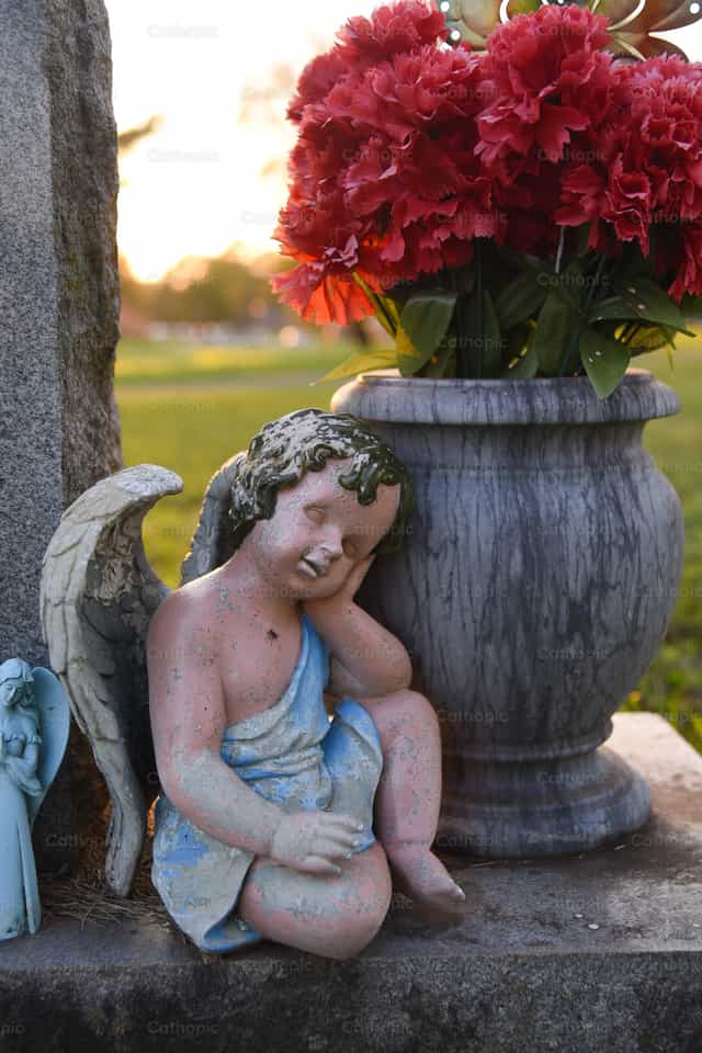 Un ángel dormido en un cementerio - Banco de imágenes católicas - Fotografía por Luisa Oswalt