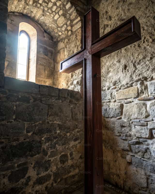 Croix en bois sur un mur de pierre ancien - Images catholiques de stock - Photo de God Designer
