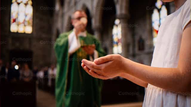 Mains en prière, mariée à la messe avec un diacre - Images catholiques de stock - Photo de Noemí Márquez