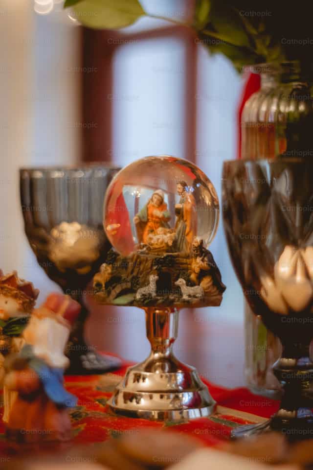 Misterio navideño en una esfera - Banco de imágenes católicas