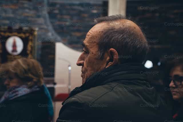 Hombre en Misa - Banco de imágenes católicas - Fotografía por Almures Studio
