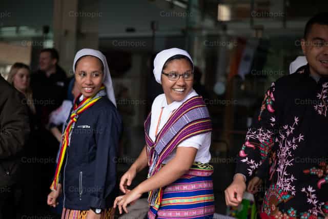 Monjas de Timor Oriental bailando - Banco de imágenes católicas