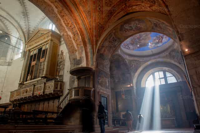 Licht, das in die Kathedrale fällt - Katholische Stockfotos - Foto von Pierluigi Palazzi