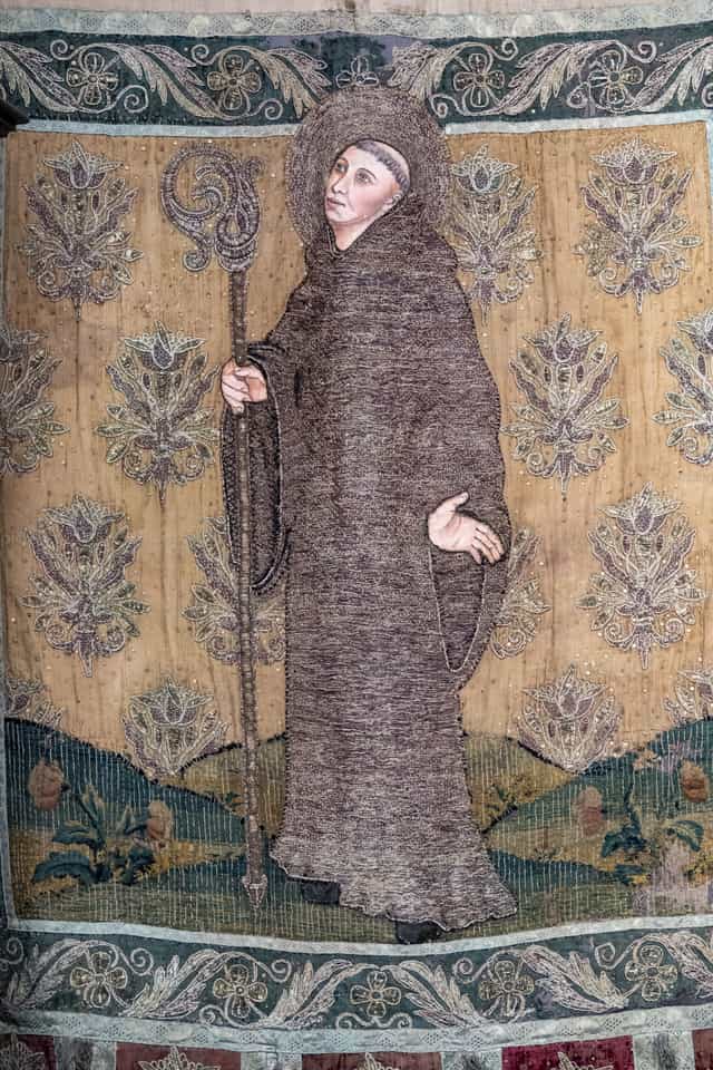 Tapisserie brodée représentant un saint - Images catholiques de stock - Photo de Joan Sutter
