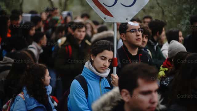 Joven descansando en peregrinacion - Banco de imágenes católicas - Fotografía por Lupe Belmonte