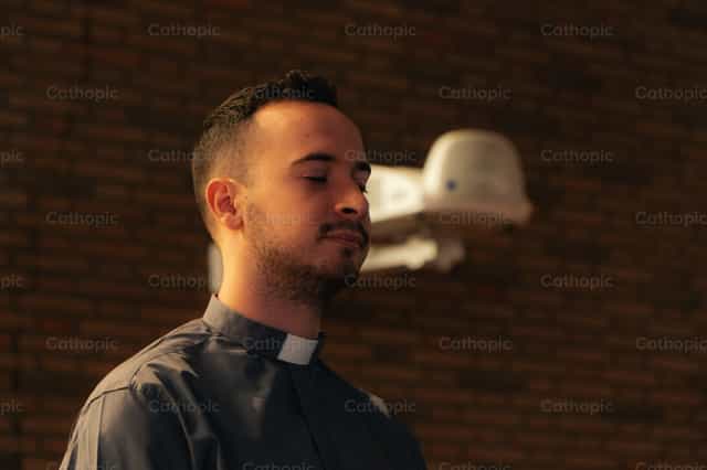 Priester betet bei einem multikulturellen Treffen - Katholische Stockfotos
