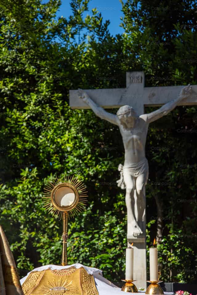 La Eucaristía y el crucifijo - Banco de imágenes católicas - Fotografía por Cristian Gutiérrez, LC