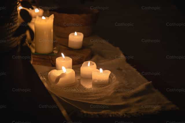 Velas en la Capilla - Banco de imágenes católicas - Fotografía por Yandry Fernández Perdomo