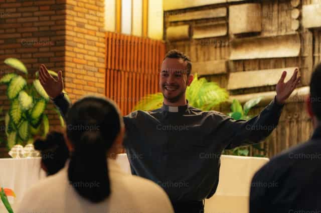Sacerdote que acoge a los jóvenes - Banco de imágenes católicas - Fotografía por Almures Studio