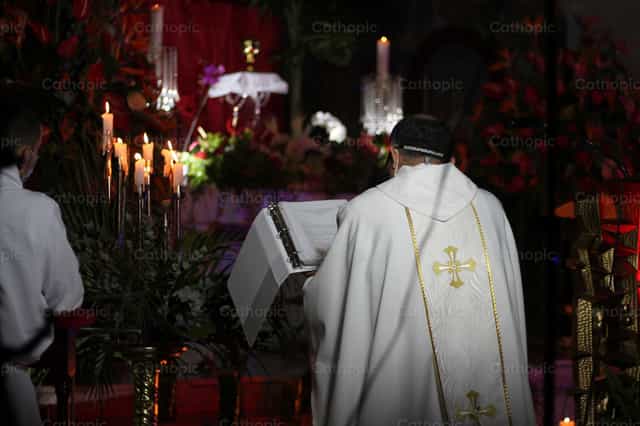 Adoração na Quinta-feira Santa - Imagens católicas de stock