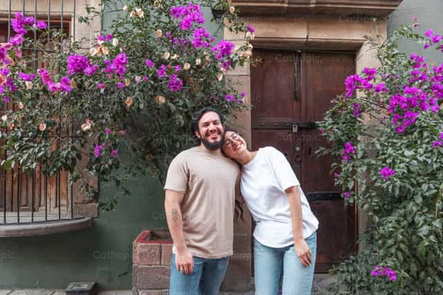 Casal na rua - Imagens católicas de stock - Foto de Cathopic
