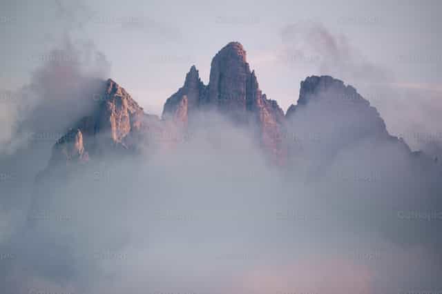 Berggipfel der Dolomiten - Katholische Stockfotos - Foto von Santiago de la Hoz