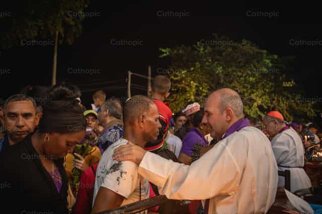 Priest gives advice - Catholic stock images - Photo by Yandry Fernández Perdomo
