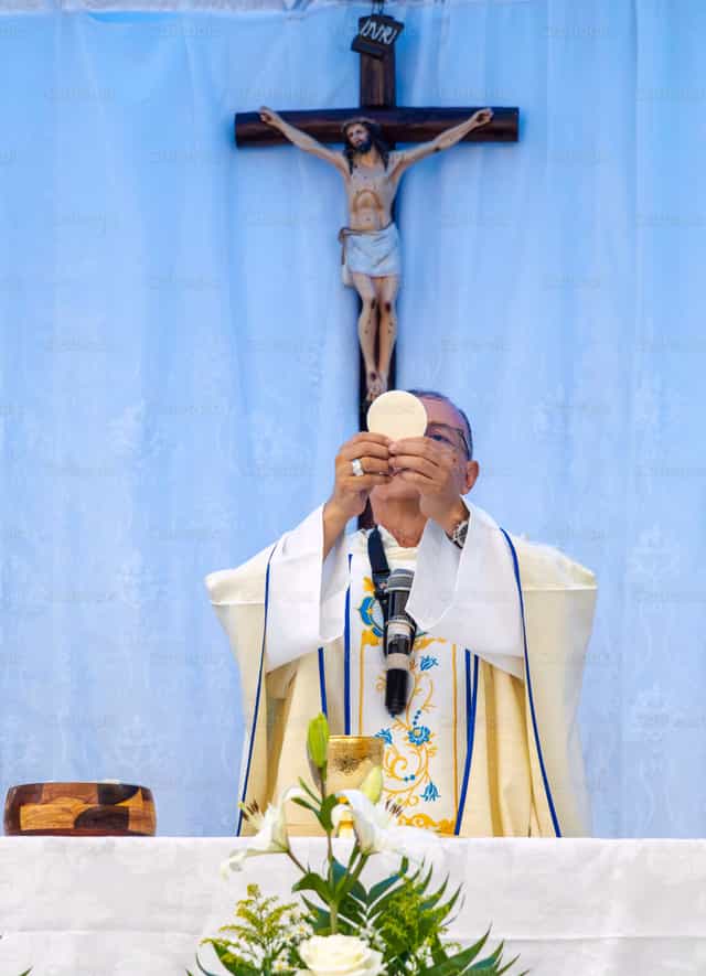 Die heilige Eucharistie bei der Wandlung - Katholische Stockfotos - Foto von fkyjb