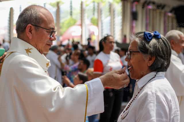 Monseñor dando la comunión - Banco de imágenes católicas