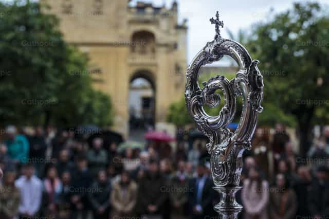 Detalle ornamental de un báculo de obispo - Banco de imágenes católicas - Fotografía por Diócesis de Córdoba