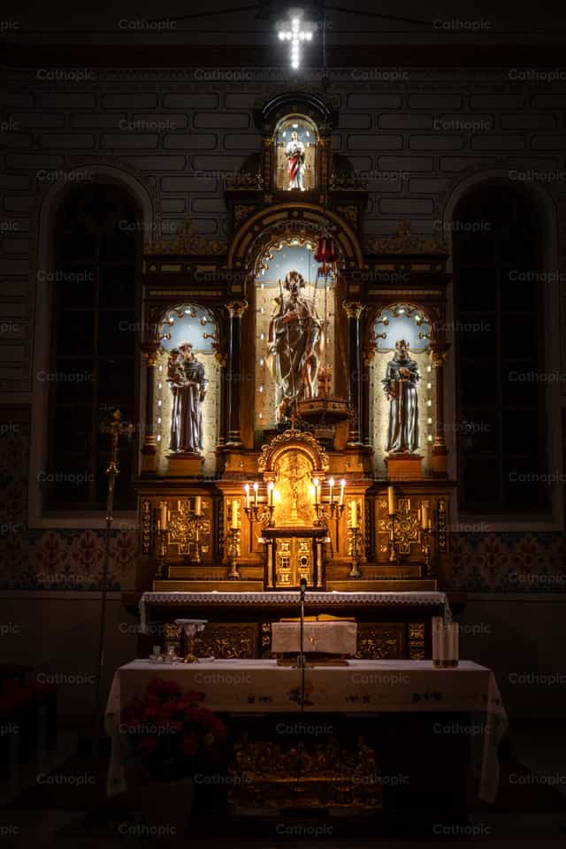 Altar con santos - Banco de imágenes católicas