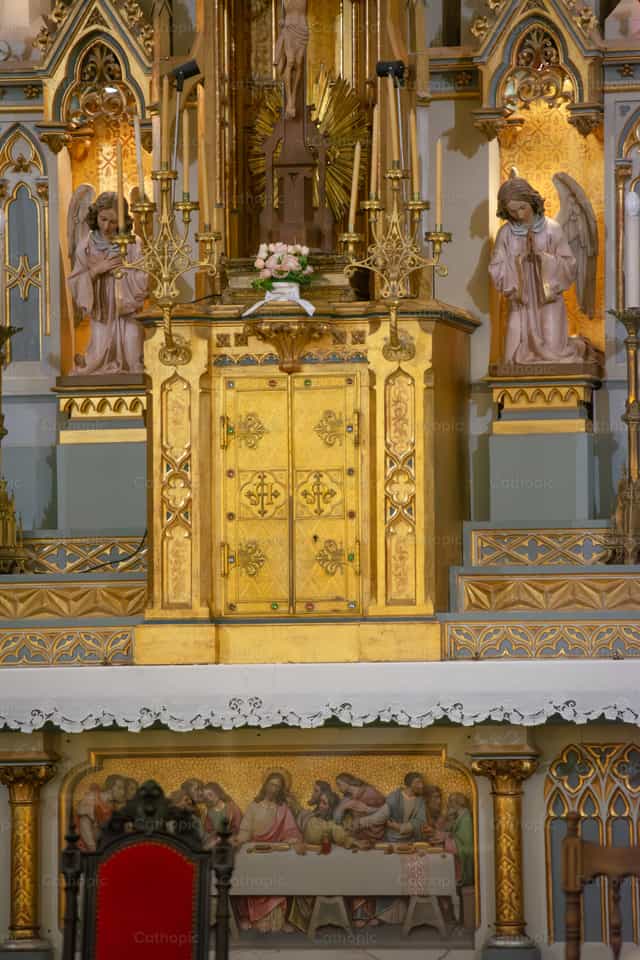Tabernacle sur l’autel - Images catholiques de stock