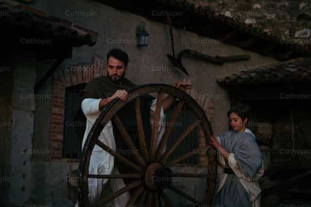 San Jose y Jesus trabajando en el taller - Banco de imágenes católicas - Fotografía por Almures Studio