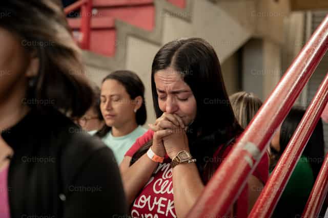 Babaeng nagmumuni-muni - Mga Catholic stock image - Larawan ni Carolina BR