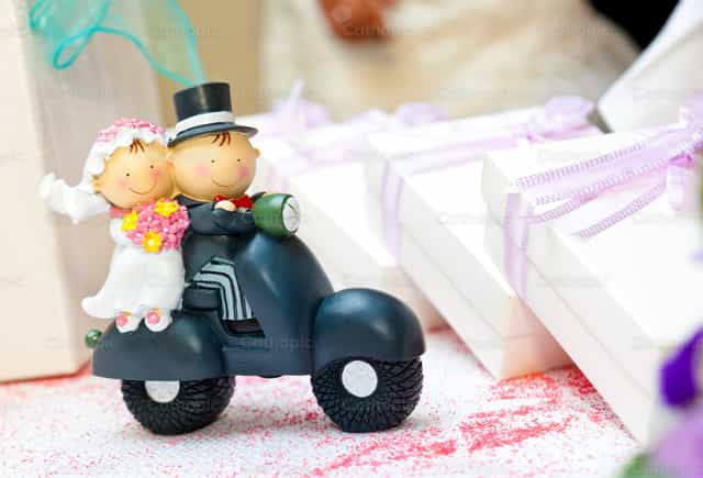 Figura que representa a un matrimonio en una scooter. - Banco de imágenes católicas - Fotografía por Antonio Gravante