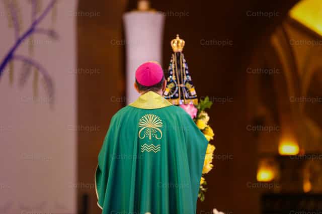 Obispo ante la Virgen de Aparecida - Banco de imágenes católicas - Fotografía por Érica Viana