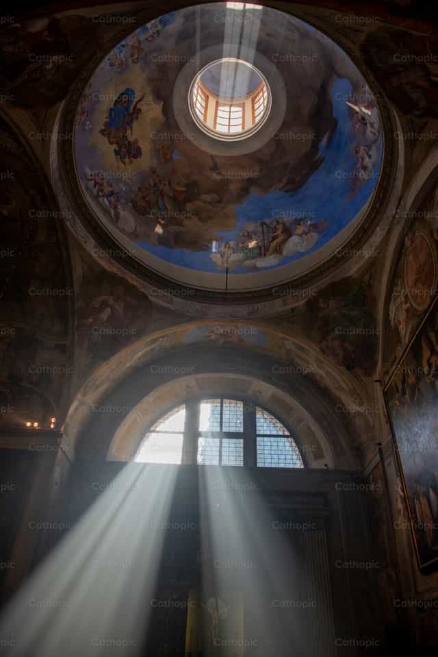 Luce che entra nella cattedrale - Immagini stock cattoliche