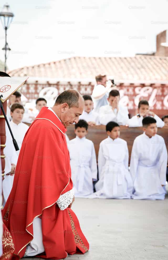 Sacerdote - Banco de imágenes católicas - Fotografía por Carolina BR