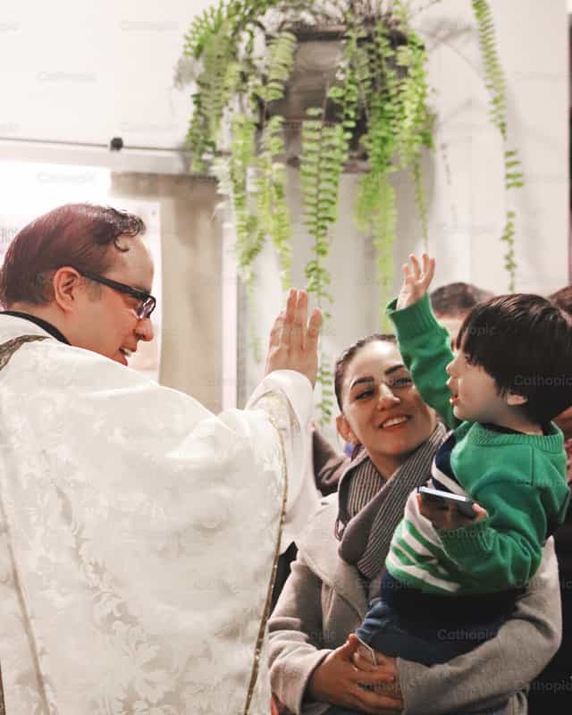 Greeting from a child in the parish - Catholic stock images - Photo by Milly LEON GARCIA