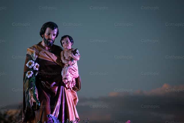 Figurita de San José y Jesús - Banco de imágenes católicas