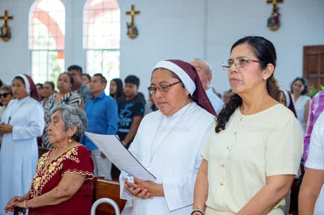 Religiosas y la comunidad en la Misa - Banco de imágenes católicas - Fotografía por Hein Palma