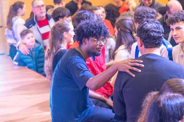 Un grupo de jóvenes intercambia ideas - Banco de imágenes católicas - Fotografía por Yandry Fernández Perdomo