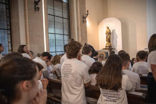 Jovenes rezando durante retiro Effeta - Banco de imágenes católicas - Fotografía por Yandry Fernández Perdomo