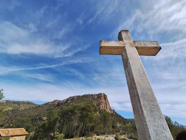 Cruz e Céu de Montanha - Imagens católicas de stock