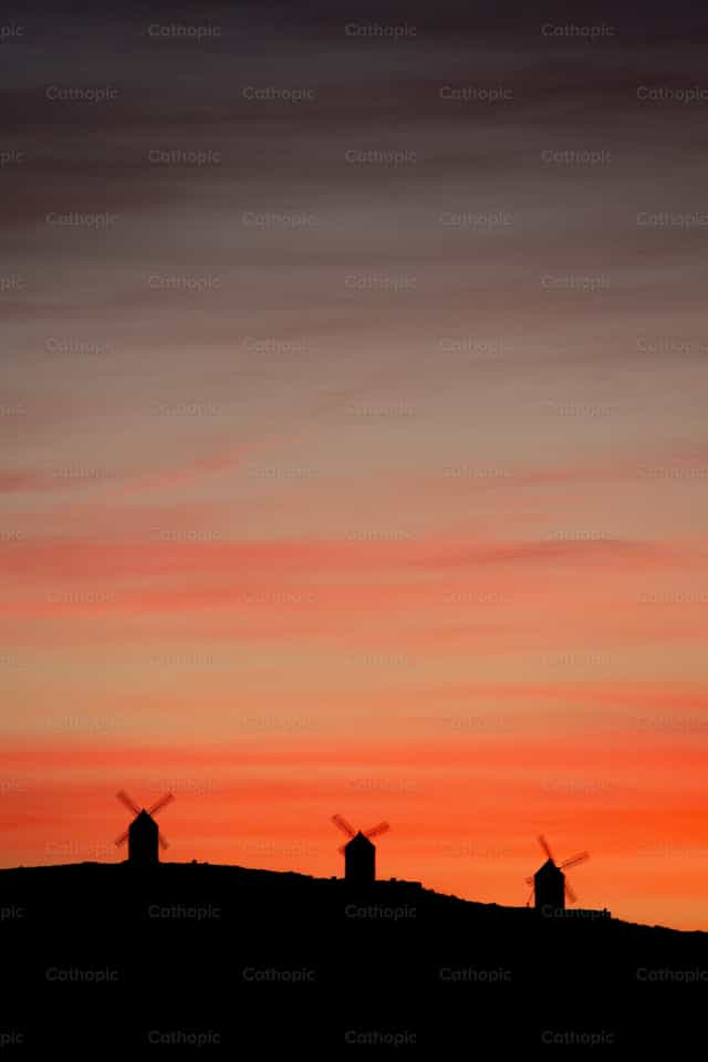 Moinhos de vento ao pôr do sol - Imagens católicas de stock - Foto de José Ángel SH